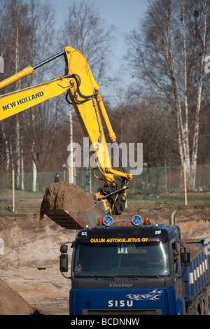 Digger laden Schmutz Lkw abzuladen, Finnland Stockfoto