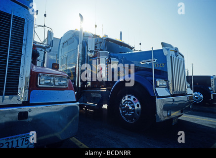 Kenworth LKW geparkt auf Iowa 80 Truck Stop am Interstate 80 in der Nähe von Walcott, Iowa, USA. Stockfoto