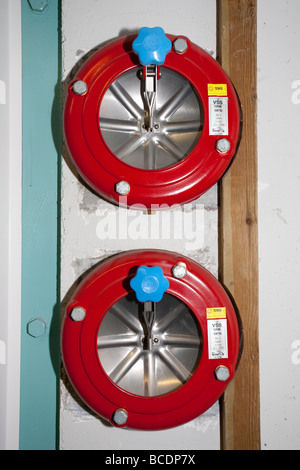 Überdruckventilventile in finnischem Luftschutzkeller, Finnland Stockfoto