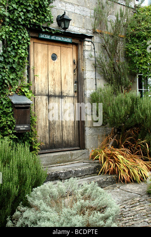 Cottage Tür in den Chalice Well Gärten am Fuße des Glastonbury Tor in Glastonbury Somerset England Großbritannien Stockfoto