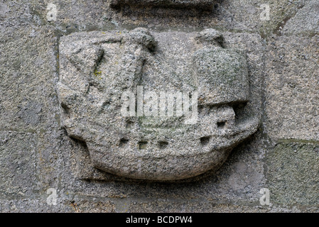 Stein Schiff Skulptur auf die Kirche Notre-Dame de Croas Batz, Roscoff, Bretagne, Frankreich Stockfoto