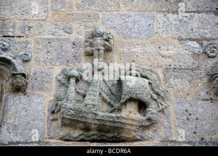 Stein Schiff Skulptur auf die Kirche Notre-Dame de Croas Batz, Roscoff, Bretagne, Frankreich Stockfoto