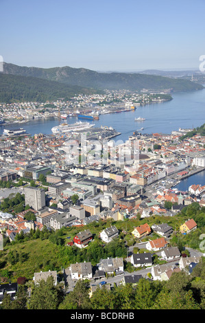 Blick auf die Stadt von Mount Fløyen, Fløibanen Standseilbahn, Bergen, Hordaland, Norwegen Stockfoto