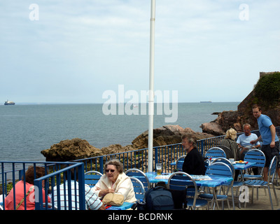 Ein Café mit Blick über Torbay in Brixham, Devon. Stockfoto