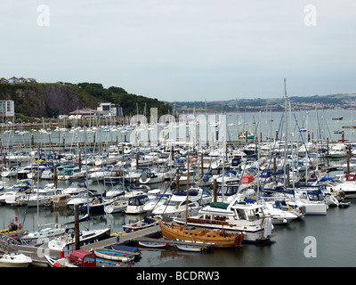 Brixham Marina Blick über Torbay in Richtung Paignton, Devon. Stockfoto