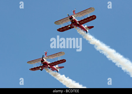 Zwei Boeing Stearman-Doppeldecker von Team Guinot führen ihre Wingwalking Kunststücke auf dem Biggin Hill Airshow 2009. Stockfoto