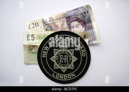 London Metropolitan Police New Scotland Yard Patch und britisches Geld Stockfoto