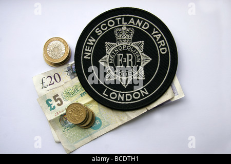 London Metropolitan Police New Scotland Yard Patch und britisches Geld Stockfoto