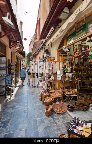 Geschäfte in der Altstadt in der Nähe von den venezianischen Hafen, Rethymnon, Nordwestküste, Kreta, Griechenland Stockfoto