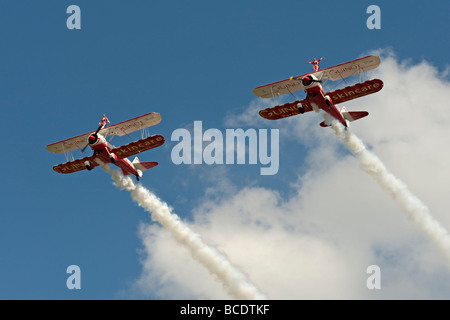 Zwei Boeing Stearman-Doppeldecker von Team Guinot führen ihre Wingwalking Kunststücke auf dem Biggin Hill Airshow 2009. Stockfoto