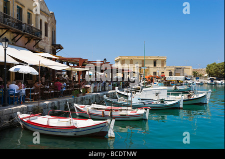 Waterfront-Restaurants und Angelboote/Fischerboote in den alten venezianischen Hafen, Rethymnon, Nordwestküste, Kreta, Griechenland Stockfoto