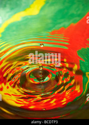 Wassertropfen fallen auf die Wasseroberfläche. Stockfoto