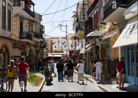 Geschäfte in der Altstadt in der Nähe von den venezianischen Hafen, Rethymnon, Nordwestküste, Kreta, Griechenland Stockfoto