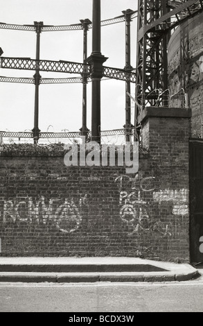 Graffiti an der Wand vor Gasometer am Kings Cross, London Stockfoto