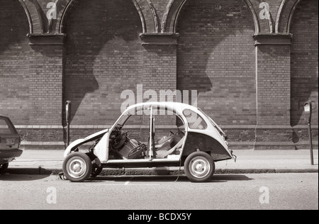 -Schaden 2CV von St Pancras Station, London Stockfoto
