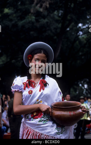 Mädchen in Tracht servieren Chicha (Mais Bier) am Karneval, Tarija, Bolivien Stockfoto