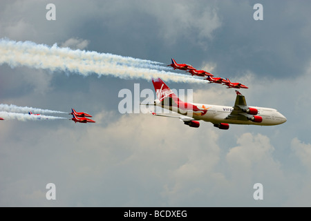 Virgin 747 Flugzeuge mit der Red Arrows in Bildung bei einem Überflug an der 2009 Biggin Hill Airshow, UK. Stockfoto