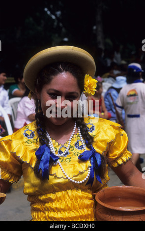 Mädchen in Tracht servieren Chicha (Mais Bier) am Karneval, Tarija, Bolivien Stockfoto