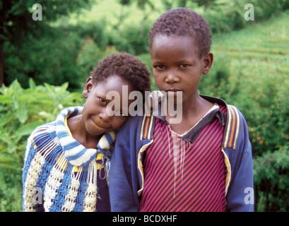 Porträt von zwei Uganda jungen Kindern in der Nähe von Masindi Uganda Ostafrika sie sind sauber und gesund in westlicher Kleidung Stockfoto