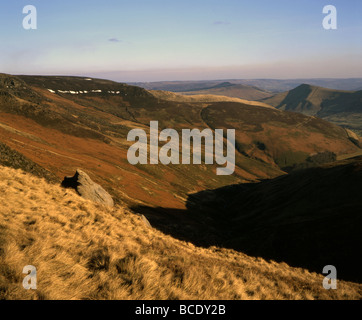 Winter Kinder Scout südlichen Kante in Richtung Grindslow Knoll und Alfreton, Derbyshire Peak District National Park England suchen Stockfoto