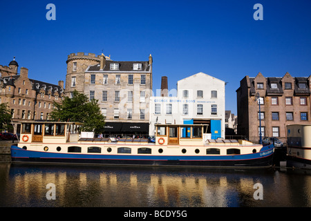 Ein Schiff vertäut am Ufer, The Shore, Leith, Edinburgh, Schottland. Stockfoto