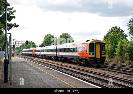 Süd-West trainiert Klasse 159 Süd West Turbo Gerät reisen Osten durch New Malden Station, UK. Stockfoto