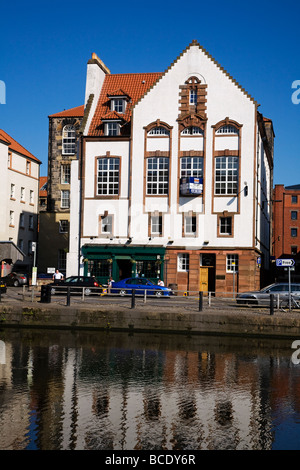 Der Uferbereich des Leith neben dem Fluss, Hafen von Leith, Edinburgh, Schottland. Stockfoto