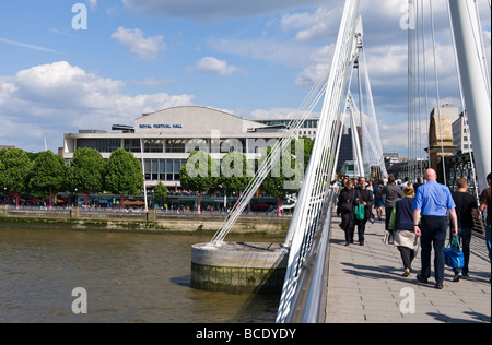 Die Royal Festival Hall von Hungerford Bridge, London, England gesehen. Stockfoto