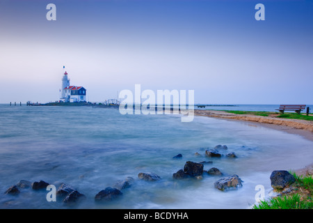 Sunrise Leuchtturm Paard van Marken auf See IJssel, in der Nähe von Amsterdam, Niederlande Stockfoto