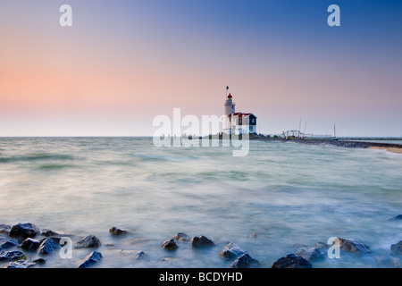 Sunrise Leuchtturm Paard van Marken auf See IJssel, in der Nähe von Amsterdam, Niederlande Stockfoto