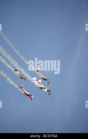 Aerobatic Anzeige der Yaks im blauen Himmel Stockfoto