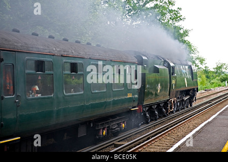 Bulleid Light Pacific 34067 "Tangmere" mit Geschwindigkeit durch Southam Station, Kent, UK. Stockfoto