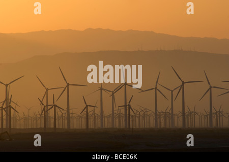 Windmühlen und Berge Stockfoto