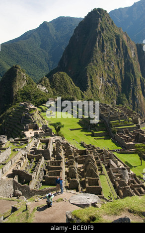 Peru, Machu Picchu, UNESCO-Weltkulturerbe, Touristen (unten) haben sich fotografieren Stockfoto