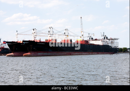 Zwei Versorgungsschiffe der US Navy im Hafen von Norfolk, Virginia für allgemeine Güter wie Nahrungsmittel und Oter Verbrauchsmaterialien verwendet verankert Stockfoto