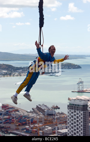 Bungy Jumping von der Sky Tower-Auckland Stockfoto