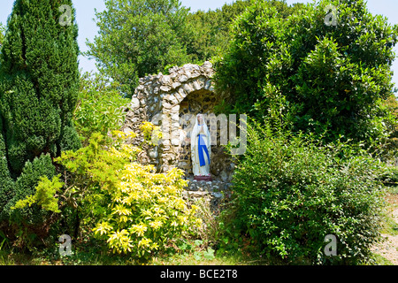 Schrein mit Statue der Jungfrau Maria, umgeben von Sträuchern und Bäumen. Slindon, West Sussex, Großbritannien Stockfoto
