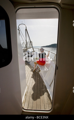 Eine weibliche Touristen auf einer Bootstour in Sardinien. Stockfoto