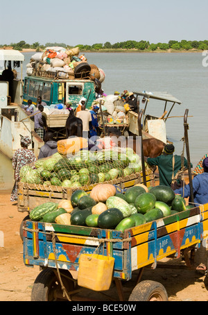 Mali. Sahel. Niger Basin. Bani Flussüberquerung in Djenne. Stockfoto
