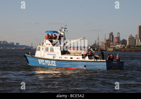 Ein New York City Polizeiboot patrouilliert in den Hudson River am 4. Juli 2009. New Jersey befindet sich auf der linken, Midtown Manhattan, auf der rechten Seite Stockfoto