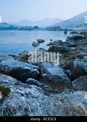 Ansicht des Snowdon Horseshoe-Massivs von Llyn Mymbyr Snowdonia-Nationalpark Nord-Wales UK Stockfoto