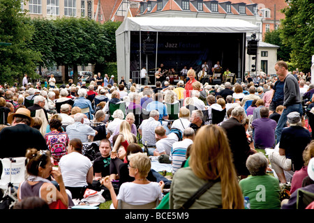 Großes Publikum Enjoing Niels Jorgen Steens das a-Team spielt am Copenhagen Jazz Festival Orchester Stockfoto