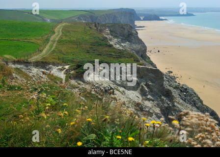 Süd-West Coastal Path verläuft entlang der Klippen im Watergate Bay in der Nähe von Newquay Cornwall England UK Stockfoto