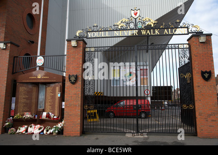 das Vereinswappen und Liverpool Hillsborough Memorial an der Anfield Road Fußball Stadion Heimat Liverpool fc liverpool Stockfoto