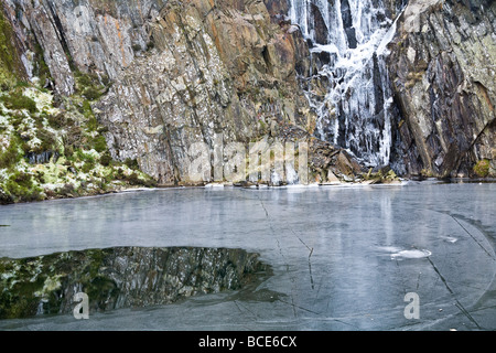 Gefrorener Wasserfall und Steinbruch Grube auf Moel Siabod Snowdonia Wales Stockfoto