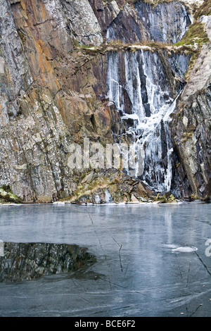 Gefrorener Wasserfall und Steinbruch Grube auf Moel Siabod Snowdonia Wales Stockfoto