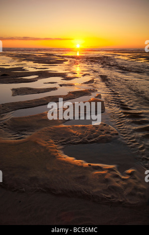 Stimmungsvollen Sonnenuntergang über wellige Sand Texures am Strand von Perranporth an der kornischen Küste UK Stockfoto