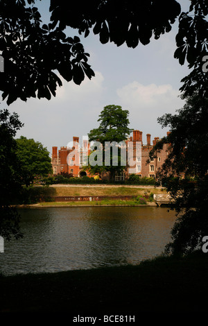 Blick von Zigarette Island Park auf der Themse nach Hampton Court Palace, London, UK Stockfoto