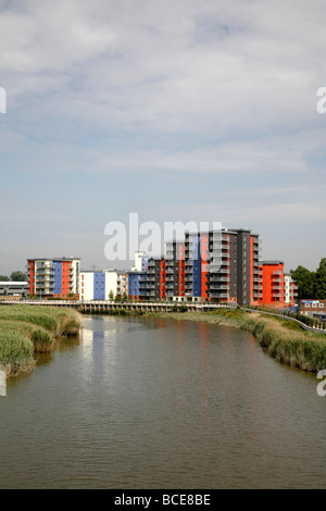 Blick entlang des Flusses Roding Gladedale Wohnsiedlung, Barking, London, Großbritannien Stockfoto