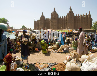 Mali. Sahel. Große Moschee von Djenné (XI Jahrhundert) und Wochenmarkt. Sudanesische Architektur-Stil. UNESCO-Weltkulturerbe. Stockfoto